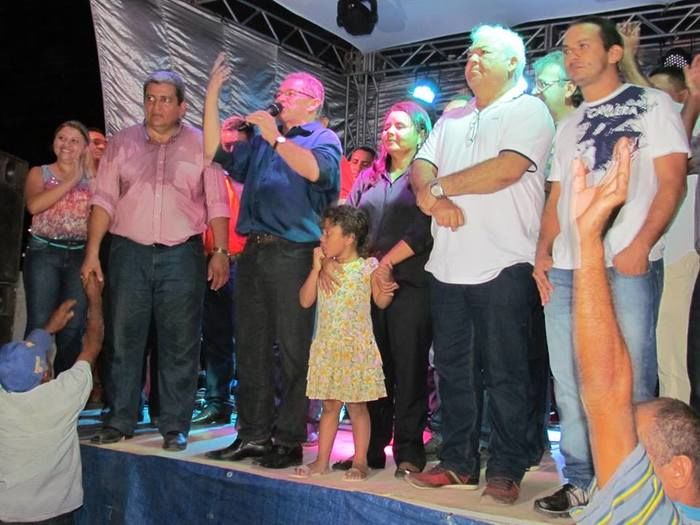 BOA HORA EM FESTA: ZÉ RESENDE ARRASTA MULTIDÃO E COMEMORA SEUS 51 ANOS NO MEIO DO POVO - Imagem 44