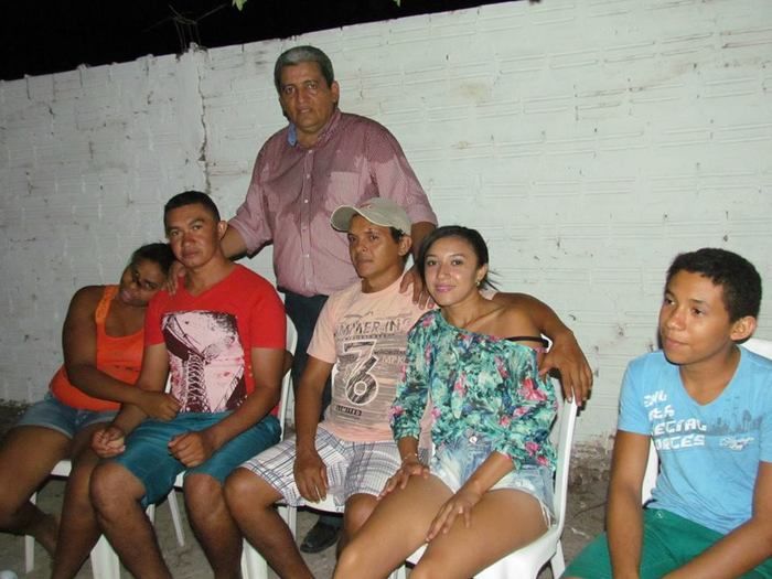 BOA HORA EM FESTA: ZÉ RESENDE ARRASTA MULTIDÃO E COMEMORA SEUS 51 ANOS NO MEIO DO POVO - Imagem 1