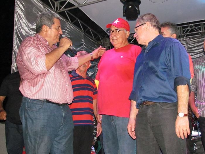 BOA HORA EM FESTA: ZÉ RESENDE ARRASTA MULTIDÃO E COMEMORA SEUS 51 ANOS NO MEIO DO POVO - Imagem 27