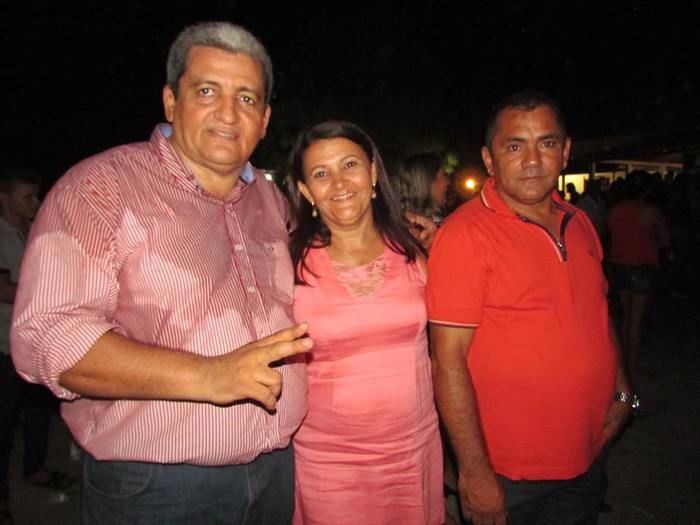 BOA HORA EM FESTA: ZÉ RESENDE ARRASTA MULTIDÃO E COMEMORA SEUS 51 ANOS NO MEIO DO POVO - Imagem 42