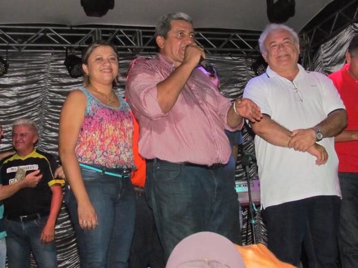 BOA HORA EM FESTA: ZÉ RESENDE ARRASTA MULTIDÃO E COMEMORA SEUS 51 ANOS NO MEIO DO POVO - Imagem 47