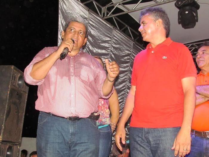 BOA HORA EM FESTA: ZÉ RESENDE ARRASTA MULTIDÃO E COMEMORA SEUS 51 ANOS NO MEIO DO POVO - Imagem 71