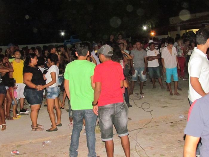 BOA HORA EM FESTA: ZÉ RESENDE ARRASTA MULTIDÃO E COMEMORA SEUS 51 ANOS NO MEIO DO POVO - Imagem 4