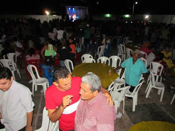 BOA HORA EM FESTA: ZÉ RESENDE ARRASTA MULTIDÃO E COMEMORA SEUS 51 ANOS NO MEIO DO POVO - Imagem 19