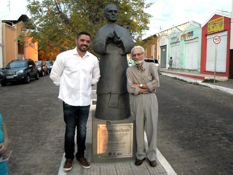 Estátua do Cônego Antônio Cardoso é recolocada em Oeiras
