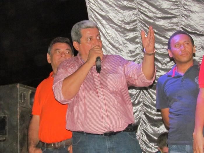 BOA HORA EM FESTA: ZÉ RESENDE ARRASTA MULTIDÃO E COMEMORA SEUS 51 ANOS NO MEIO DO POVO - Imagem 14