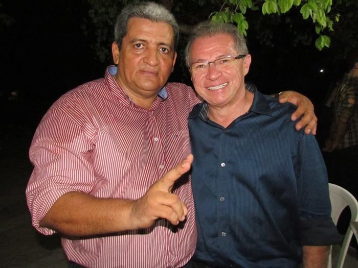 BOA HORA EM FESTA: ZÉ RESENDE ARRASTA MULTIDÃO E COMEMORA SEUS 51 ANOS NO MEIO DO POVO - Imagem 7