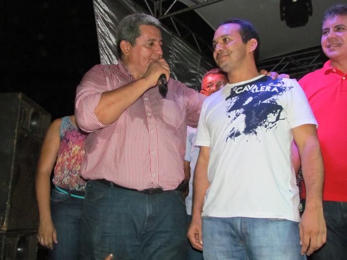 BOA HORA EM FESTA: ZÉ RESENDE ARRASTA MULTIDÃO E COMEMORA SEUS 51 ANOS NO MEIO DO POVO - Imagem 63