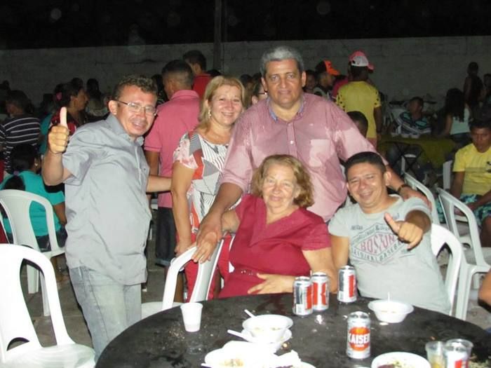 BOA HORA EM FESTA: ZÉ RESENDE ARRASTA MULTIDÃO E COMEMORA SEUS 51 ANOS NO MEIO DO POVO - Imagem 9