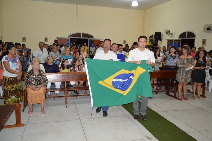 Prefeito Arinaldo Leal acompanhado do vice-prefeito Adão Frutuoso na abertura da missa (Crédito: Radialista Jota Ferreira)