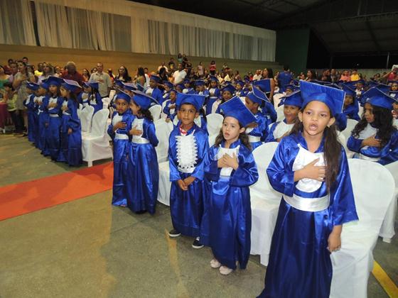 Mais de 90 crianças do programa Alfa e Beto colam grau  - Imagem 3