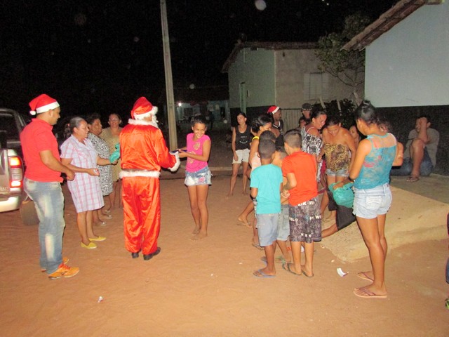 Papai Noel Fez Alegria das Crianças em Na Localidade Jardim - Imagem 102