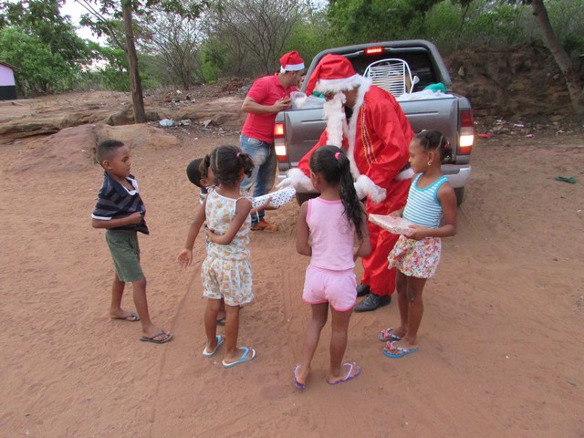 Papai Noel Fez Alegria das Crianças em Na Localidade Jardim - Imagem 64