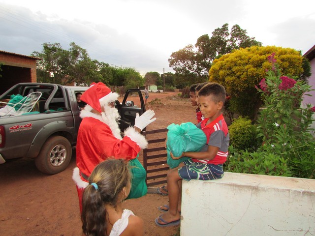 Papai Noel Fez Alegria das Crianças em Na Localidade Jardim - Imagem 39