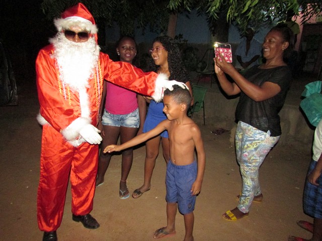 Papai Noel Fez Alegria das Crianças em Na Localidade Jardim - Imagem 98