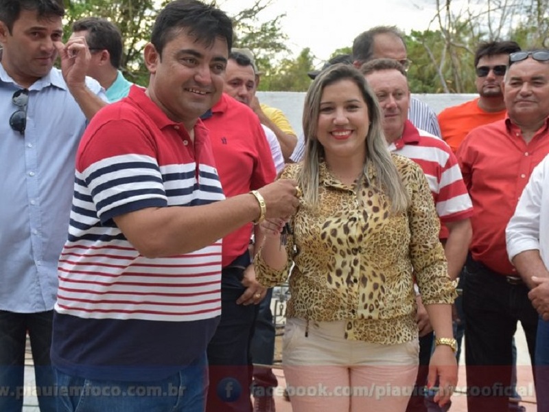 Márcio Alencar entrega ambulância e inaugura estrada em Pocinhos