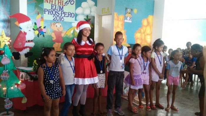 Alunos são homenageados por bons resultados escolares em 2015 - Imagem 5