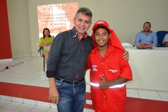 Prefeito assina convênio beneficiando catadores de resíduos sólidos - Imagem 2