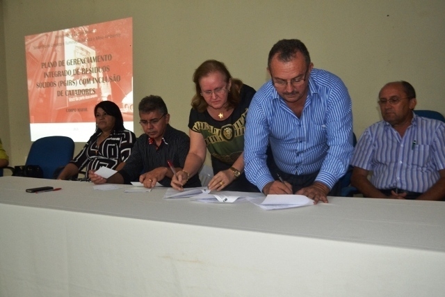 Prefeito assina convênio beneficiando catadores de resíduos sólidos - Imagem 4