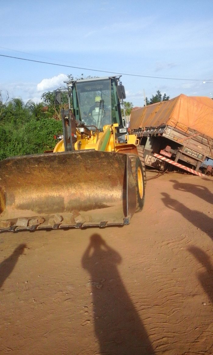Caminhão carregado de quase tomba em plena rua da cidade - Imagem 1
