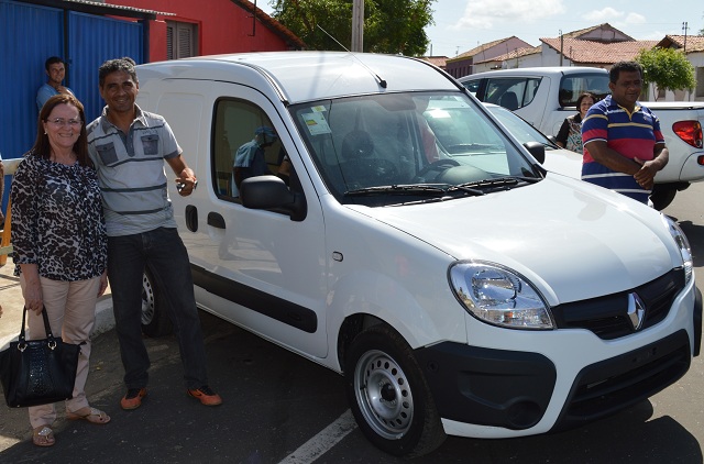 Prefeito de Buriti dos Lopes entrega três veículos para administração municipal - Imagem 3