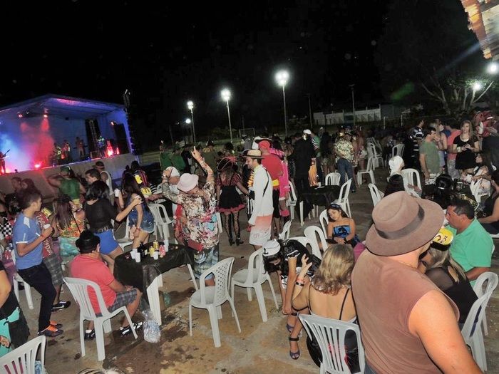 Público prestigia o Baile à Fantasia realizado sexta na AABB - Imagem 7