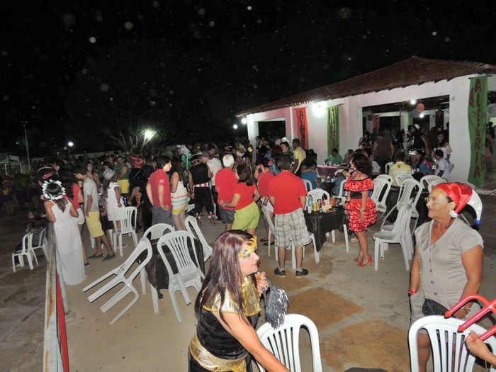 Público prestigia o Baile à Fantasia realizado sexta na AABB - Imagem 5