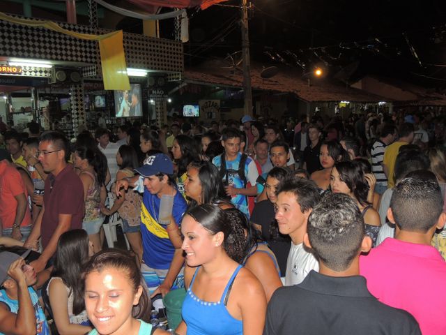 Público prestigia primeira noite de carnaval  - Imagem 2