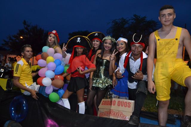 Venicio do Ó e prefeitos da região participam do corso em Valença   - Imagem 38