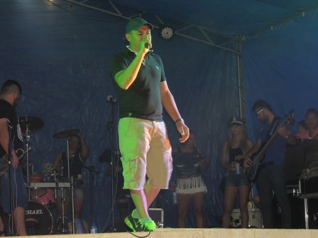 Público prestigia primeira noite de carnaval  - Imagem 38