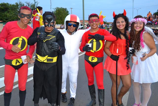 Venicio do Ó e prefeitos da região participam do corso em Valença   - Imagem 17