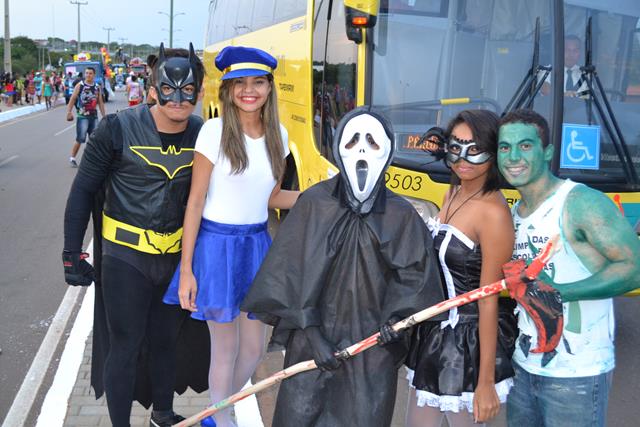 Venicio do Ó e prefeitos da região participam do corso em Valença   - Imagem 16