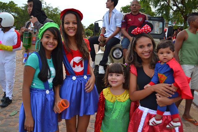 Venicio do Ó e prefeitos da região participam do corso em Valença   - Imagem 14