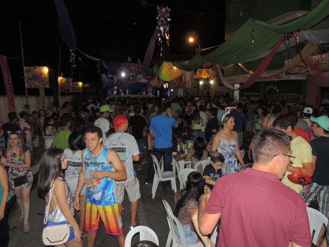 Público prestigia primeira noite de carnaval  - Imagem 6