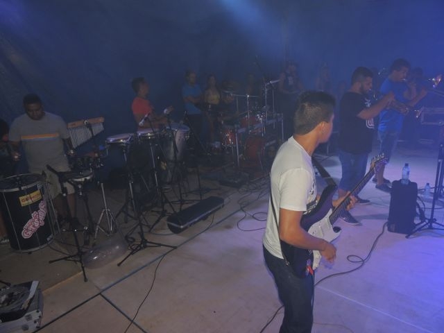 Público prestigia primeira noite de carnaval  - Imagem 37