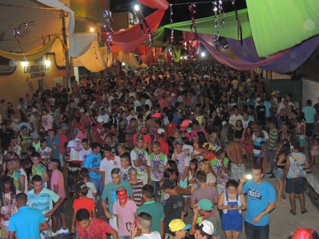 Público prestigia primeira noite de carnaval  - Imagem 18
