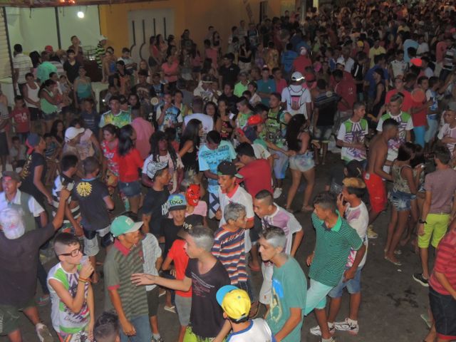 Público prestigia primeira noite de carnaval  - Imagem 25