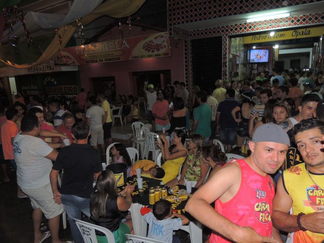 Público prestigia primeira noite de carnaval  - Imagem 8