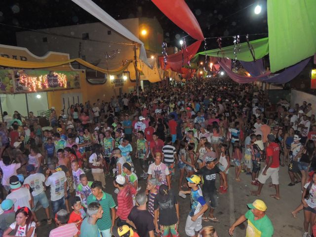 Público prestigia primeira noite de carnaval  - Imagem 29