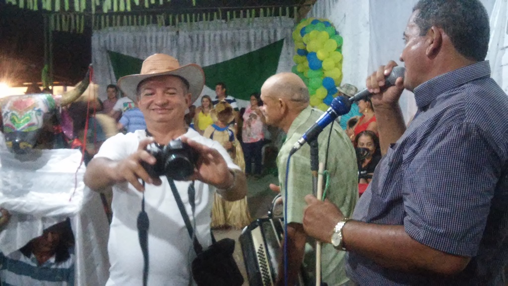 Dedé Resende recebe amigos em festa de seu aniversário e de seu filho