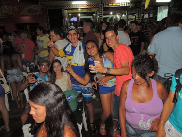 Público prestigia primeira noite de carnaval  - Imagem 31