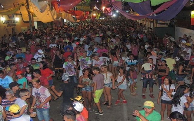 Público prestigia primeira noite de carnaval  - Imagem 27