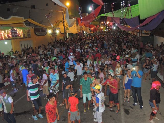 Público prestigia primeira noite de carnaval  - Imagem 16