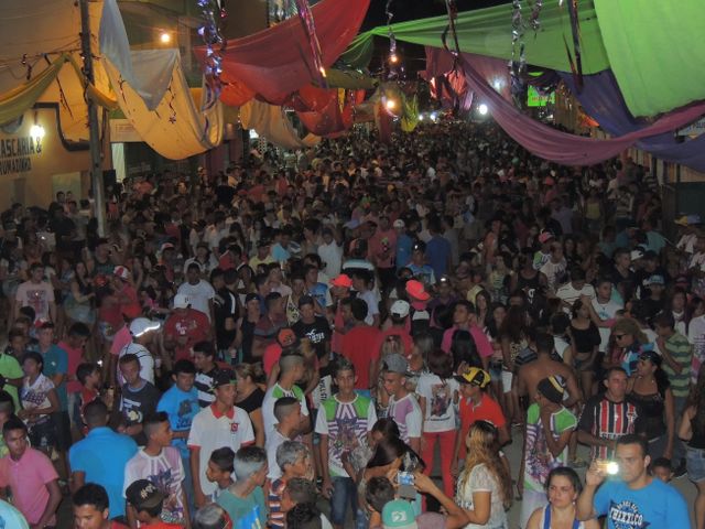 Público prestigia primeira noite de carnaval  - Imagem 19