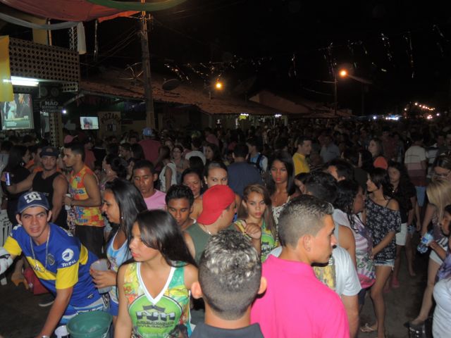 Público prestigia primeira noite de carnaval  - Imagem 1