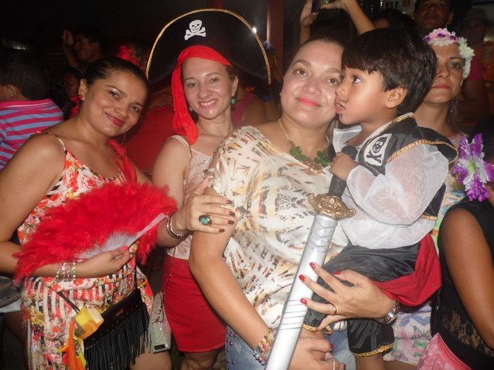 Bloco Os Gatões arrasta quase 25 mil pessoas para avenida - Imagem 23