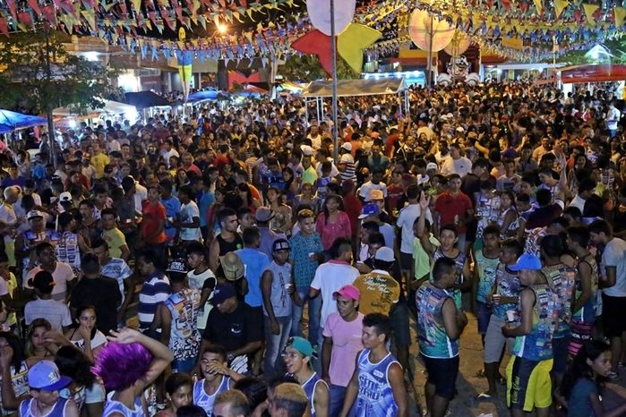 Corso e shows musicais levam milhares de pessoas às ruas de Altos - Imagem 3