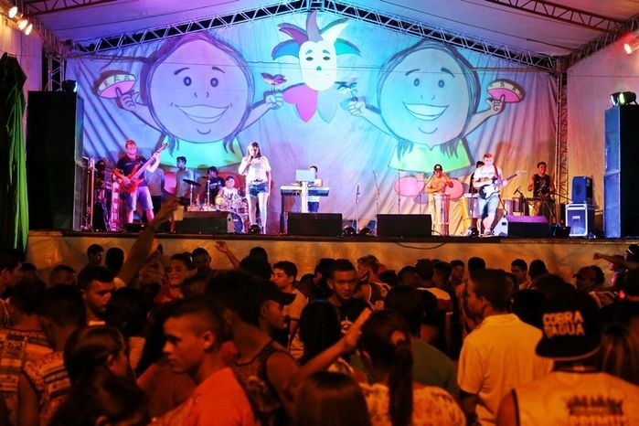 Corso e shows musicais levam milhares de pessoas às ruas de Altos - Imagem 2