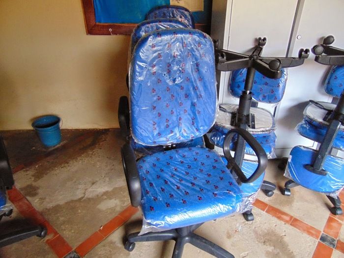 Prefeitura entrega cadeiras e mesas para as Secretarias - Imagem 2