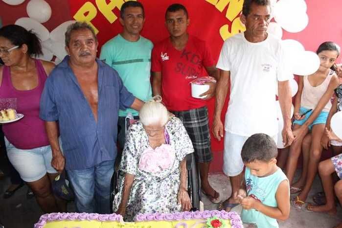 Senhora completa 100 anos e recebe homenagem surpresa família em São João do Arraial - Imagem 13